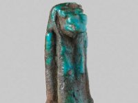 Aeg F 106  Aeg F 106, Spätzeit, Thoeris, Dunkle blaugrüne Fayence, H 4,5 cm, B 1,3 cm, T 1,7 cm : Bestandskatalog Ägypten, Museumsfoto: Claus Cordes